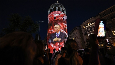 Galata Kulesi ile Ayasofya-i Kebir Cami-i Şerifi 15 Temmuz'a özel görsellerle ışıklandırıldı