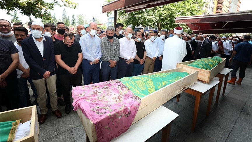 Rize'deki sel ve heyelanda hayatını kaybeden 5 kişi son yolculuklarına uğurlandı