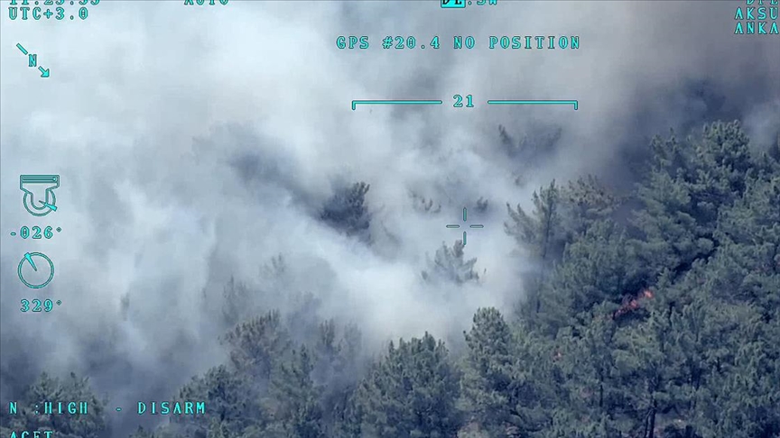 Mersin'de devam eden orman yangını İHA ile görüntülendi 