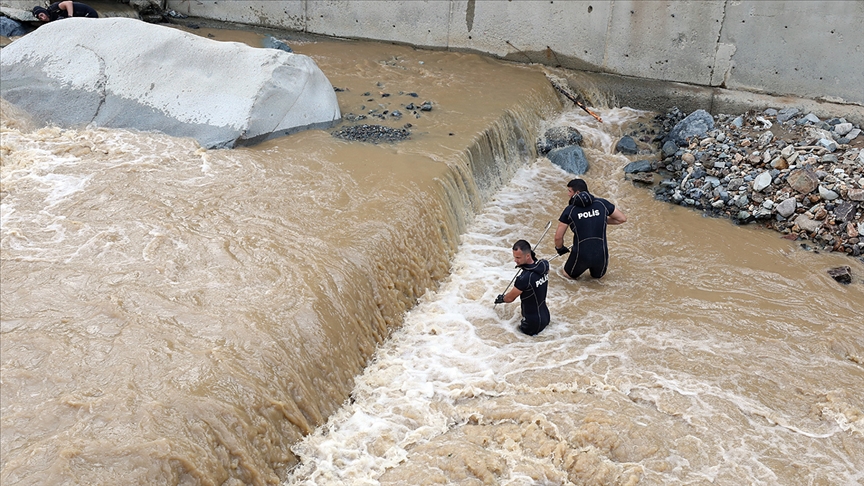 Rize'deki sel ve heyelanda kaybolan 2 kişiyi arama çalışmaları sürdürülüyor