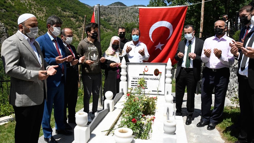 Şehit öğretmen Necmettin Yılmaz kabri başında anıldı