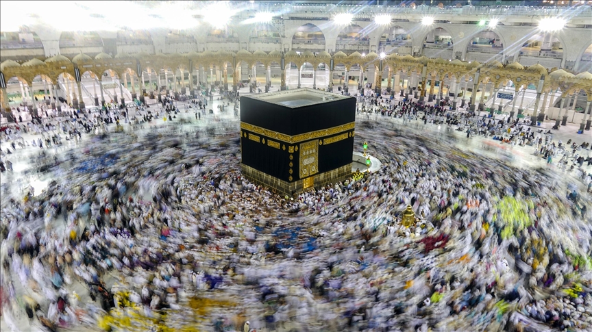 Kabe'de ilk tavaflarını yapmaya başlayan hacılara robotlar hizmet edecek