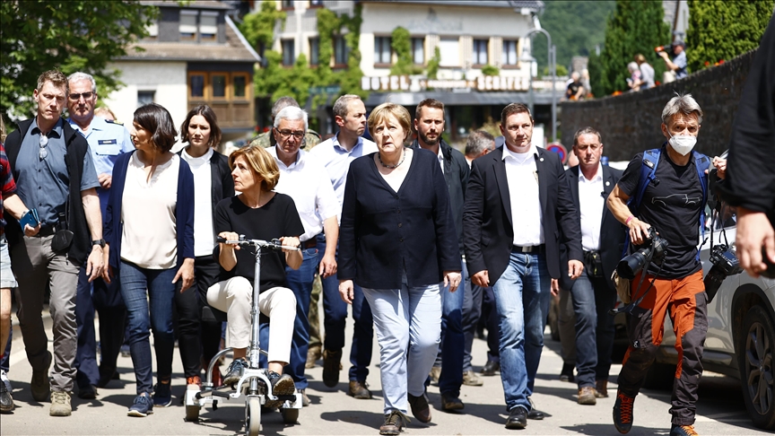 Merkel viziton zonat e shkatërruara nga përmbytjet në Gjermani
