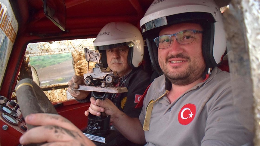 Off-road tutkunu dede ve torun 'Pıtırcık' ile pistlerin tozunu attırıyor