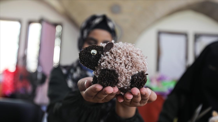 Gazze'de kadınların Kurban Bayramı öncesinde el işi oyuncak mesaisi 