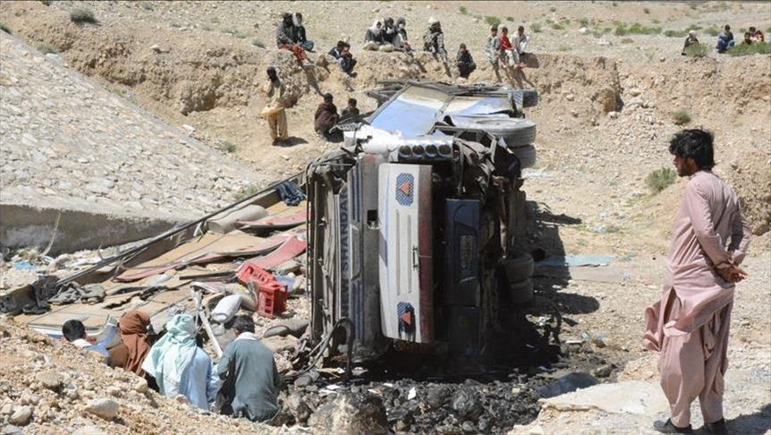 Pakistan: U sudaru autobusa i prikolice poginulo 27 osoba