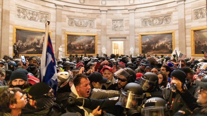 Uno de los instigadores de la violencia en el Capitolio de EEUU recibe ocho meses de prisión
