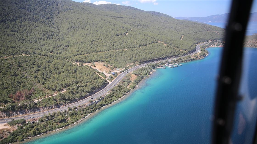 Turizm merkezlerindeki helikopterli trafik denetimini AA ekibi görüntüledi