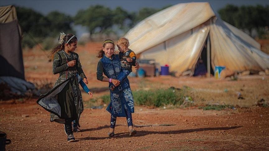 Sivîlên kampên li Îdlibê bi dilekî şikestî Eyda Qurbanê pîroz dikin