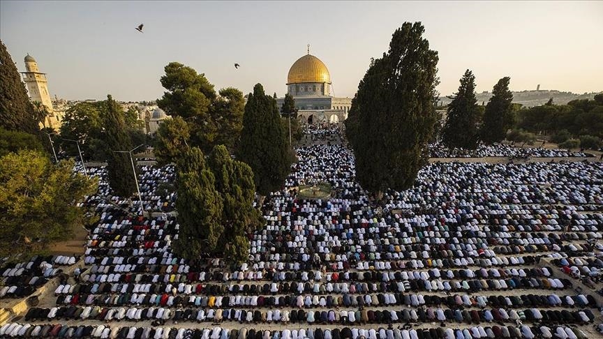 Более 10 тыс. мусульман совершили праздничный намаз в «Аль-Аксе»