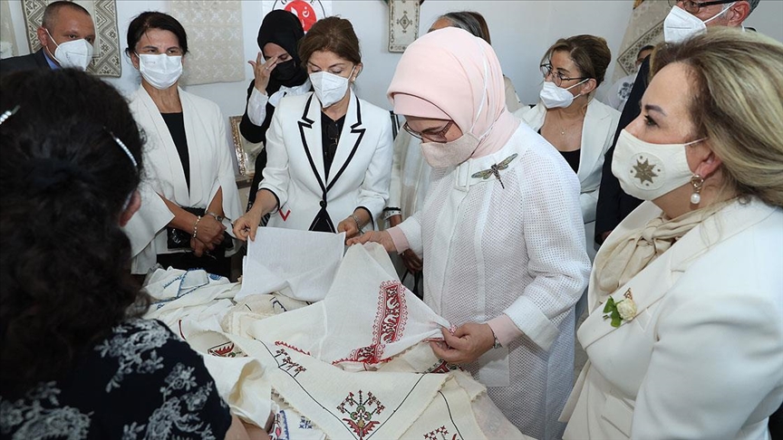 Emine Erdoğan, Girne Belediyesi Sosyal Yaşam Merkezini ziyaret etti