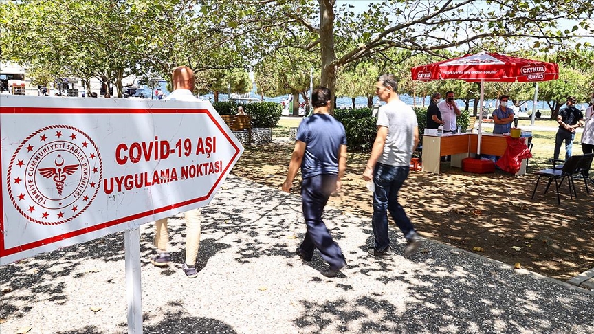 İzmir'de meydanlarda kurulan aşılama noktalarında vatandaşlar hem aşılarını oluyor hem bayramlaşıyor