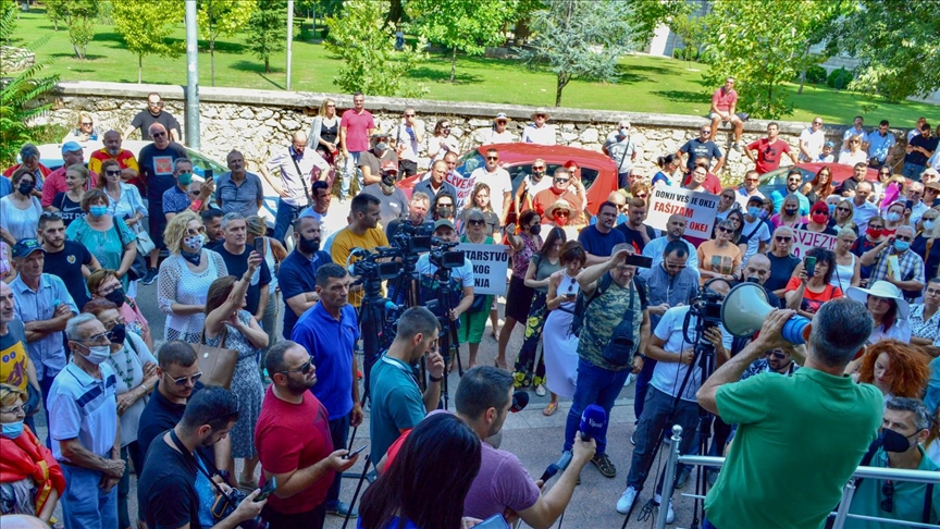 Podgorica: Građani na protestu tražili ostavku ministarke Bratić, poručili da neće dozvoliti fašizam u školama