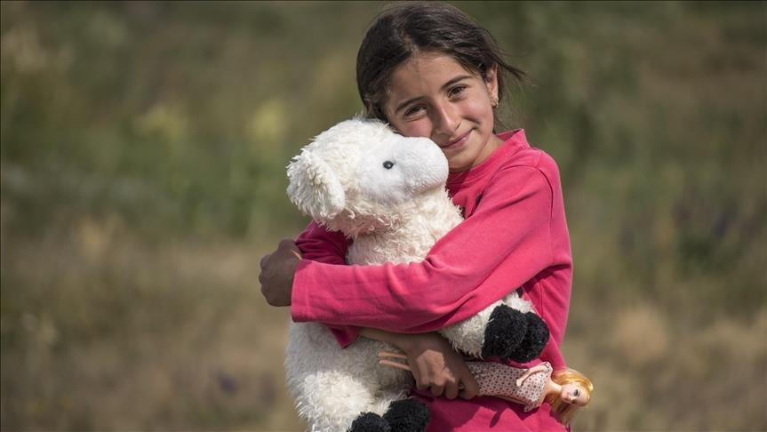 Xêrxwazan di Eyda Qurbanê da bi pêlîstokan dilê zarokên li gund xweş kirin