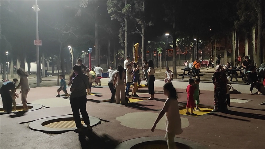 İstanbul'da sıcaktan bunalan vatandaşlar parkları doldurdu 