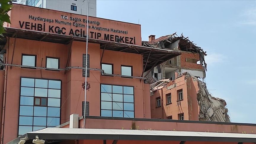 haydarpasa numune hastanesi nde 6 yildir kullanilmayan 8 katli binanin yikimina baslandi