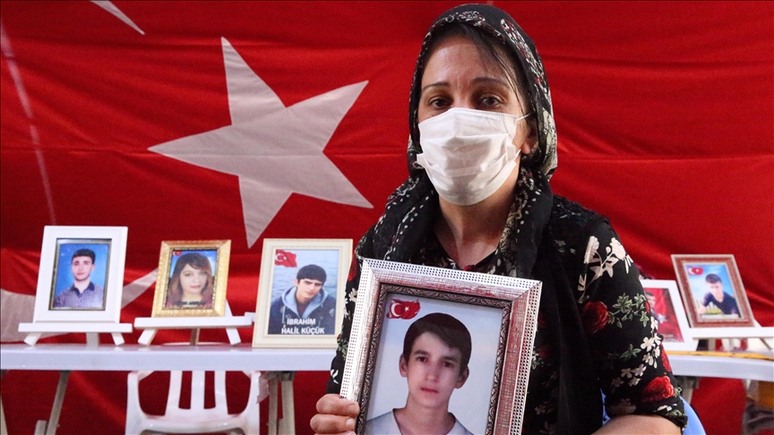 Dayikên Diyarbekirê di Eyda Qurbanê da jî çaverêyî zarokên xwe ne