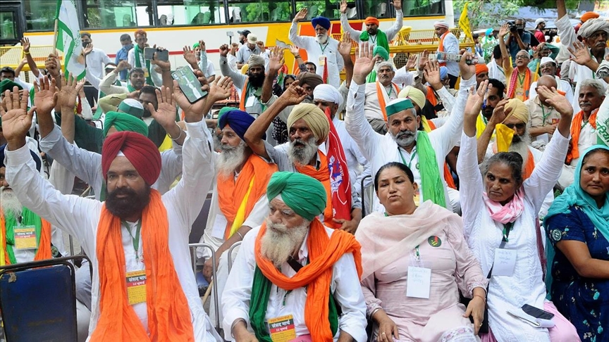 Agricultores indios protestan cerca del Parlamento para exigir la derogación de leyes agrícolas