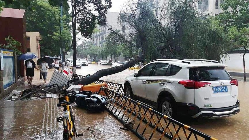 Число жертв наводнений в Китае достигло 33