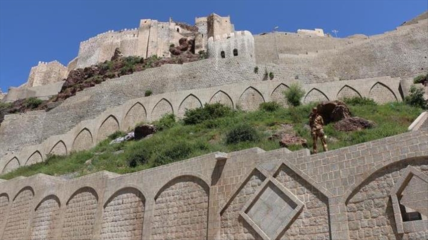 رغم الحرب.. اليمنيون في تعز يحتفلون بعيد الأضحى في قلعة القاهرة