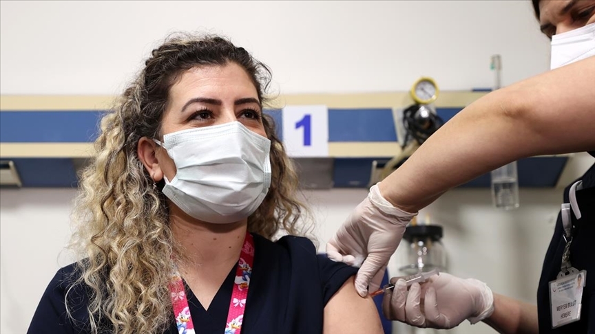 Sağlık Bakanı Koca: Aşılanma oranı daha düşük olsaydı, bugün daha yüksek vaka sayılarıyla karşılaşacaktık