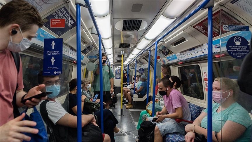 Kovid-19 kısıtlamalarının kaldırıldığı İngiltere'de vaka sayılarının artmasından endişe duyuluyor