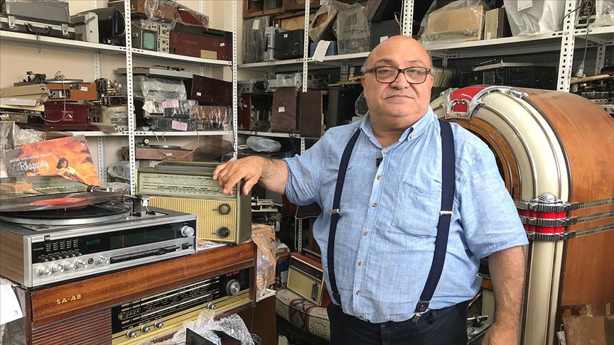 Antika radyo ve pikaplar Arto Usta'nın elinde yarım asırdır yeniden hayat buluyor