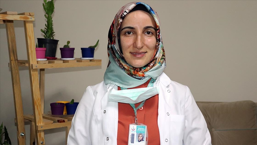 Sağlık Bakanı Koca’nın sosyal medya hesabından paylaştığı Hataylı hemşireden aşı olun çağrısı