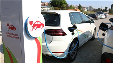 Kosovë, inaugurohen për herë të parë mbushësit e veturave elektrike