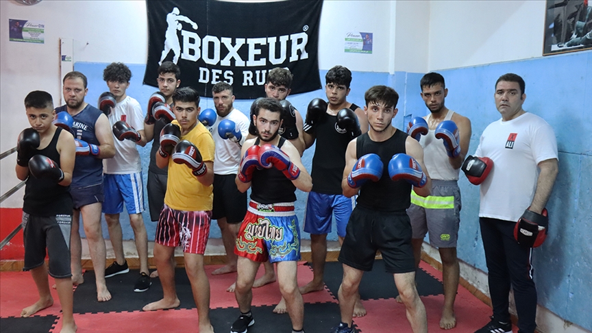 الملاكم السوري "قدور" يسخّر قدراته لإعداد رياضيين محترفين بتركيا