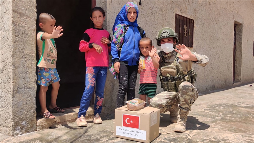 Mehmetçiğin Barış Pınarı bölgesindeki yardım faaliyetleri devam ediyor