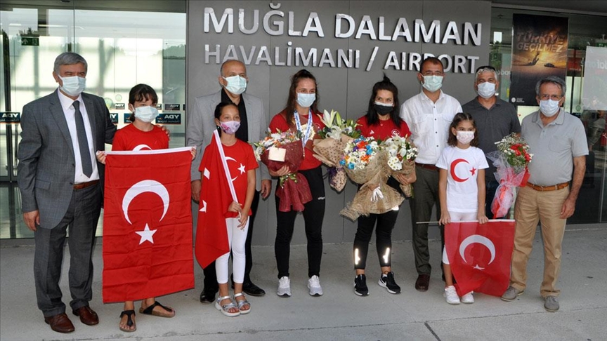 Dünya şampiyonu güreşçi Selvi İlyasoğlu, Muğla'da çiçeklerle karşılandı