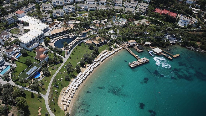 Turizm merkezleri Antalya ve Muğla'da tatilciler sahillerde yoğunluk oluşturdu