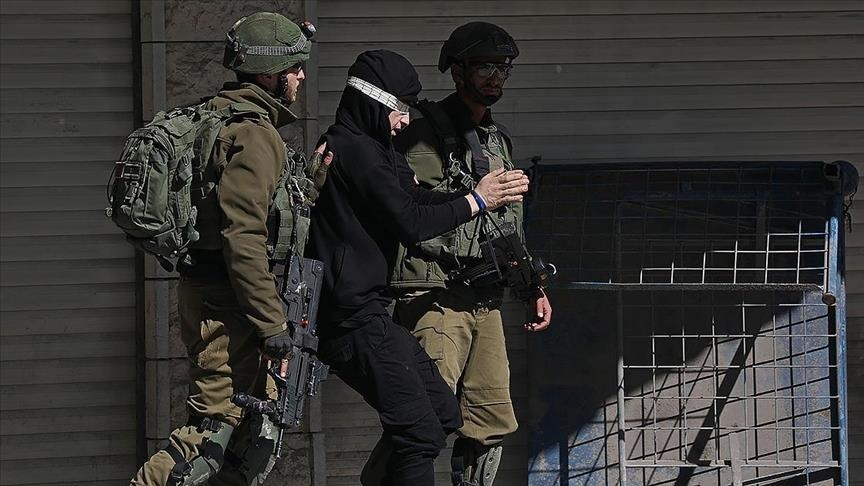 Israeli army injures Palestinian, detains 2 others in West Bank