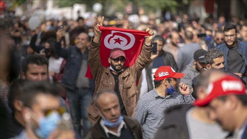 Tunisie : Des centaines de manifestants appellent au départ du gouvernement et à la dissolution du Parlement