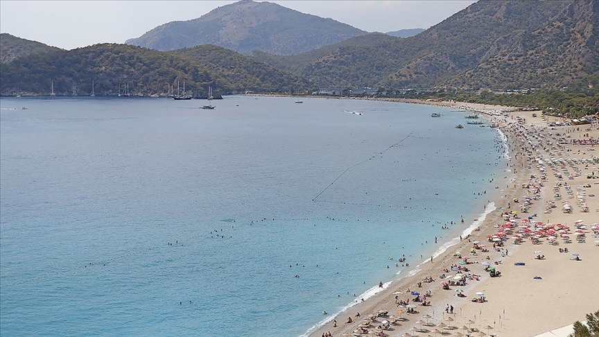 Turizm merkezleri Antalya ve Muğla'da tatilciler sahillerde yoğunluk oluşturdu