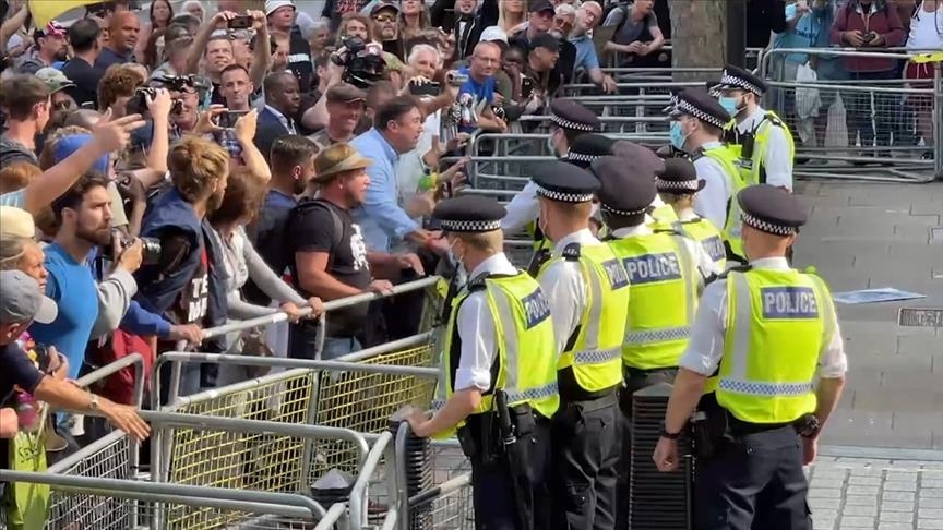 Policia britanike ndërhyn në protestën kundër vaksinimit