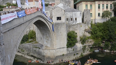 BiH: Počeli 455. skokovi sa Starog mosta u Mostaru, učestvuju 32 skakača