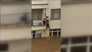 Arhavi'de evlerini su basan karı koca, komşularının sarkıttığı iple üst kata tırmanarak kurtuldu