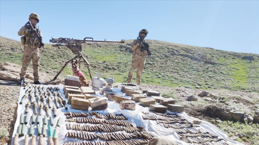 Hakkari'de PKK'lı teröristlere ait silah ve mühimmat ele geçirildi