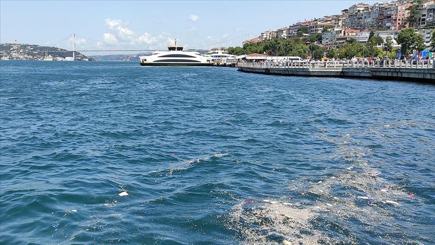 Üsküdar'da kıyıya vuran çöplerin oluşturduğu kirlilik çevredekileri rahatsız etti