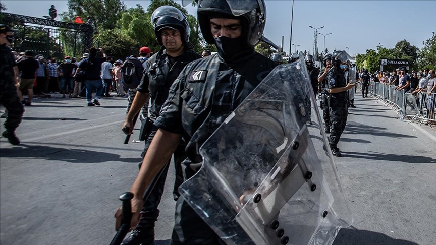 Tunus'ta güvenlik güçleri Al Jazeera ofisini bastı