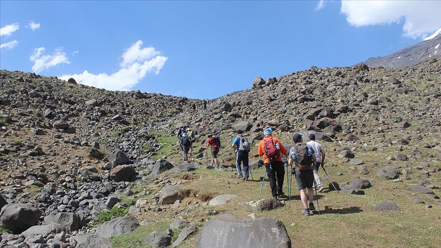Ağrı Dağı eteklerinde köylüler, tırmanış turizmini 'lojistik destekle' kazanca dönüştürdü