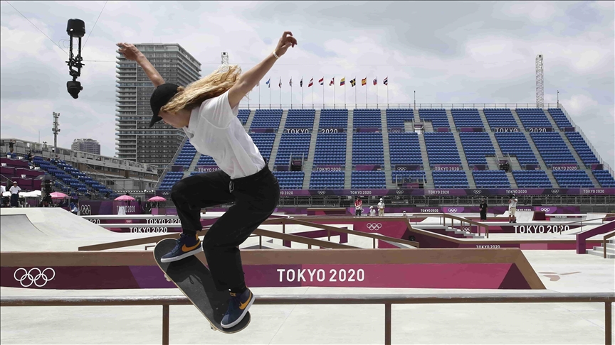 Patinadora japonesa de 13 años gana la primera medalla olímpica en skateboarding