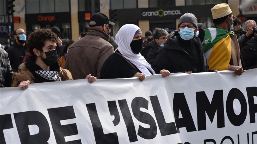 En qué consiste la controvertida ley francesa criticada por marginar a los musulmanes