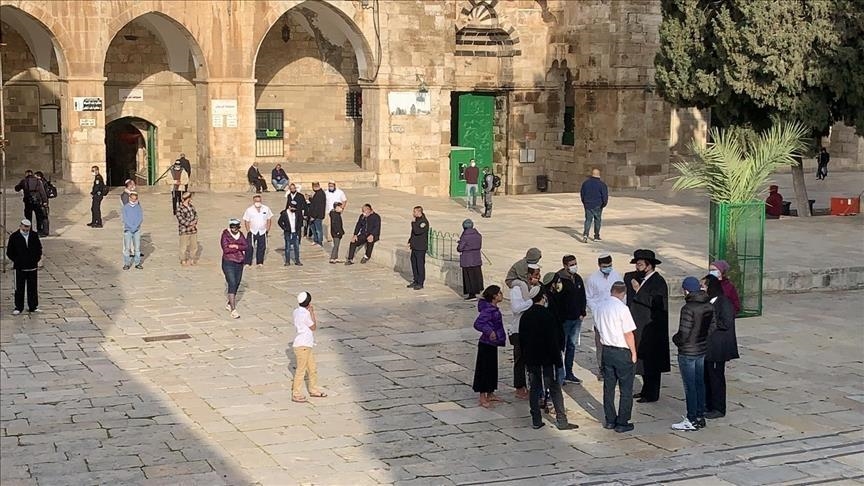 Scores of Israeli settlers storm Al-Aqsa complex in Jerusalem