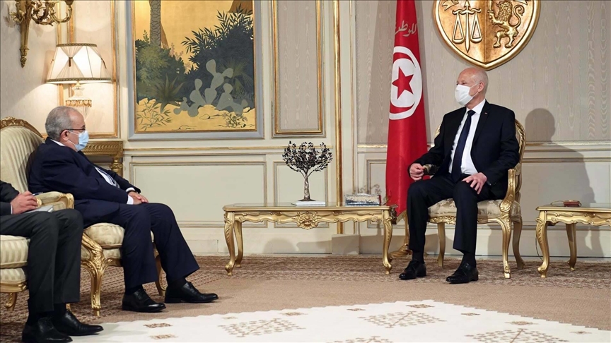 الرئيس التونسي يبحث مع وزير خارجية الجزائر قضايا إقليمية