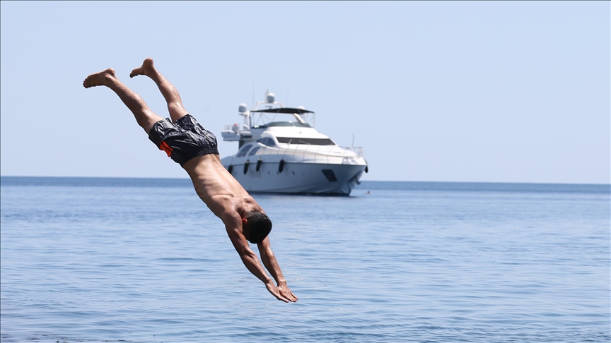 Antalya'da sıcak havada bunalanlar serinlemek için sahilleri tercih etti