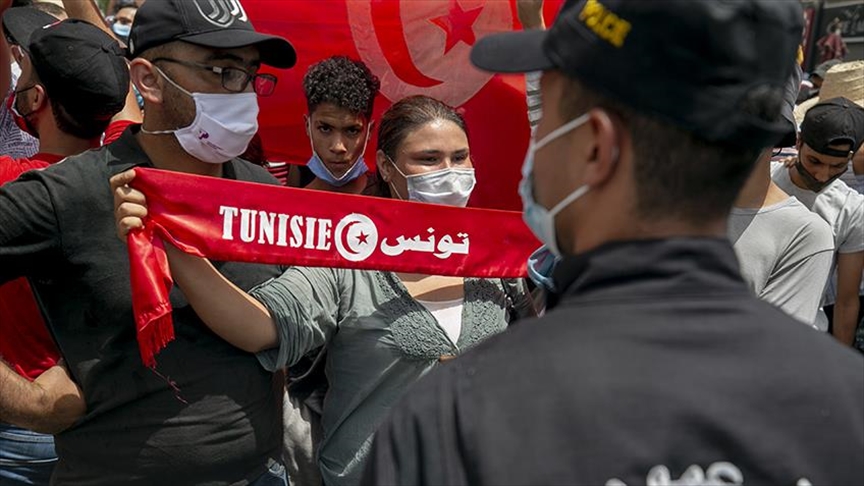 Partidos políticos de Túnez condenan decisión del presidente de destituir al Gobierno y suspender el Parlamento