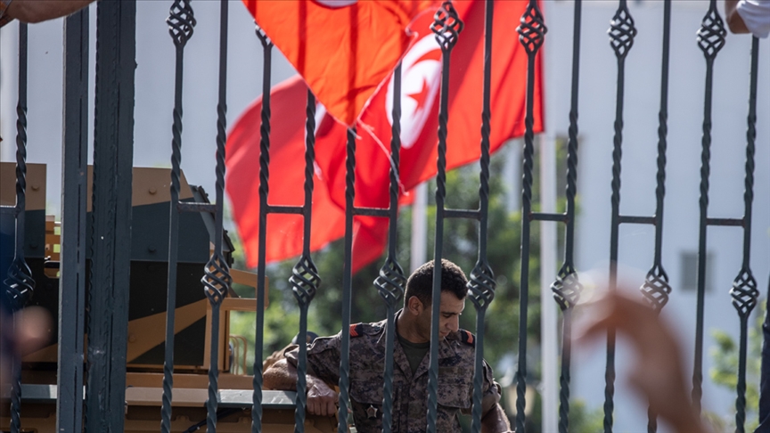 Tunus, Cumhurbaşkanı Said&#39;in &#39;darbe&#39; niteliğindeki kararlarının ardından zorlu bir yol ayrımına girdi